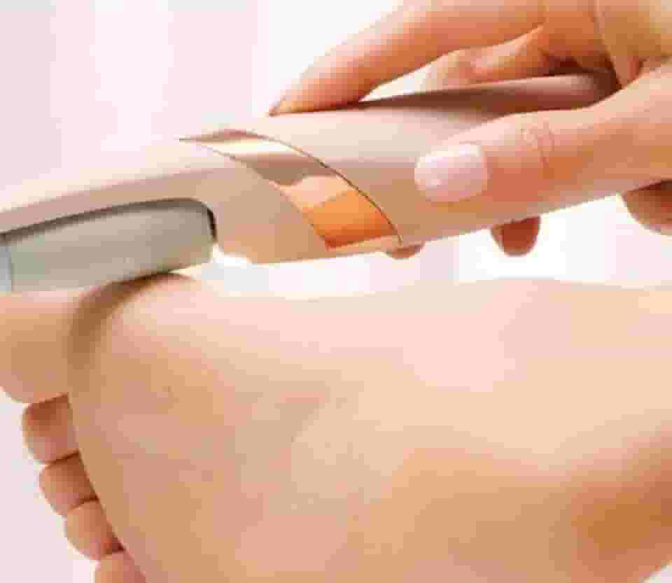 Lixa de Pé Elétrica Profissional Recarregável com 2 Velocidades e Refil Extra | Removedor de Calos Portátil para Pés Lisos, Macios e Renovados em Casa com Resultado de Spa Profissional de Qualidade