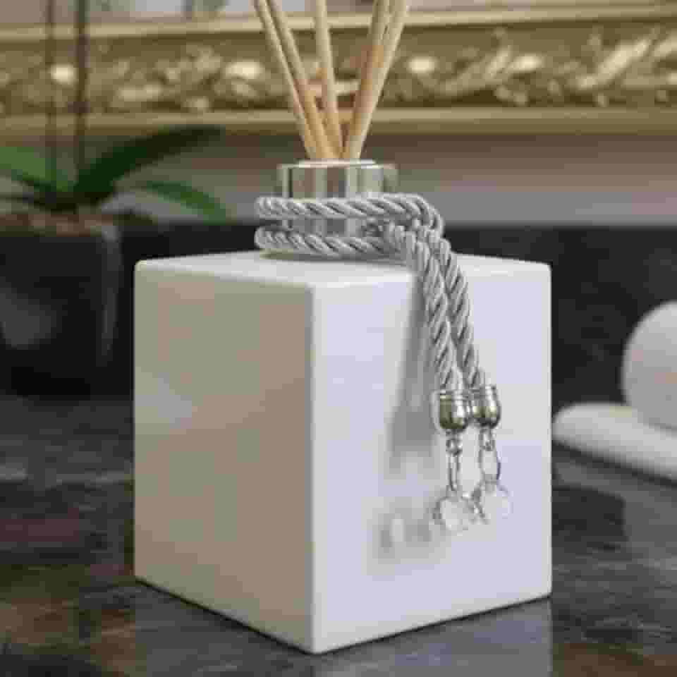 Aromatizador Difusor de Ambientes Branco e Prata com Varetas Decoradas e Pingente de Cristal – Difusor de Aromas Luxo para Sala, Quarto, Banheiro, Escritório – Decoração Sofisticada Luiggi Presentes®