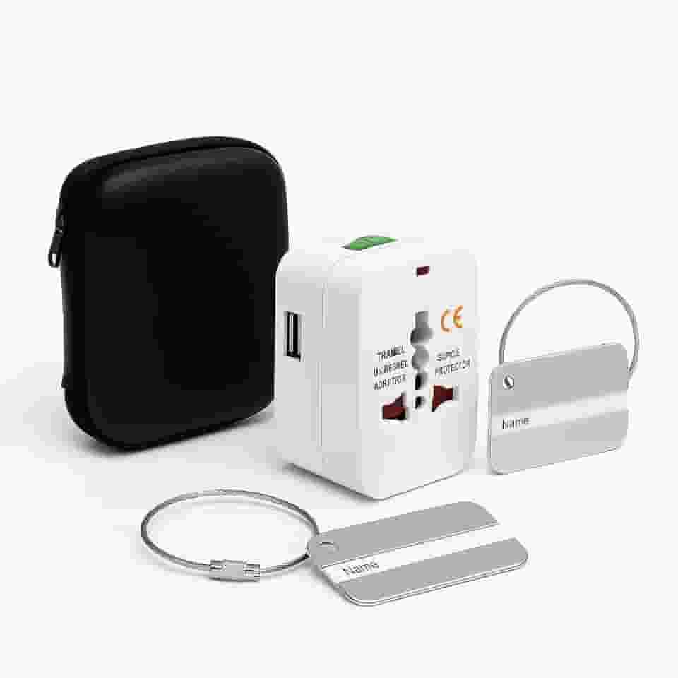 Kit Viagem Adaptador de Tomada Universal Vários Plugs com 2 Tags de Bagagem Metálica e Case Protetora Organizadora Preto – Compatível com +150 Países, Proteção Segurança Organização para Malas