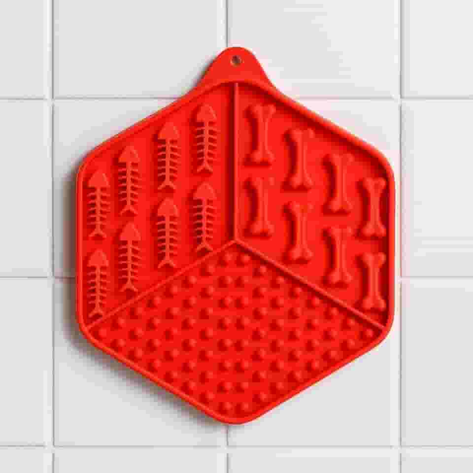 Comedouro Tapete Lambedor de Alimentação Lenta para Cães e Gatos com Ventosas 3 Divisórias e Textura (VERMELHO)