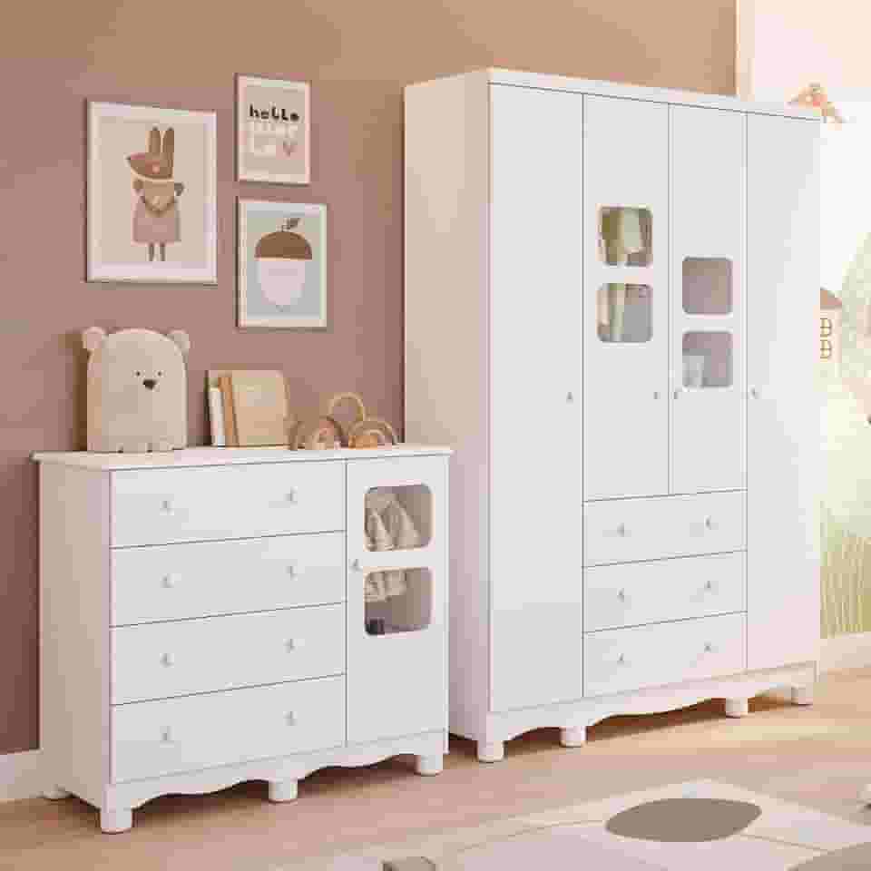 Quarto de Bebê Completo com Guarda Roupa Uli 4 Portas Cômoda Uli 4 Gavetas Móveis Peroba Branco Brilho
