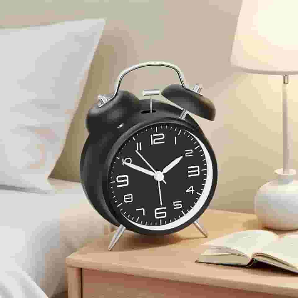 Despertador duplo de 10 cm para pessoas com sono pesado, luz de fundo, despertador à moda antiga operado por bateria para quartos (mostrador 3D, preto)