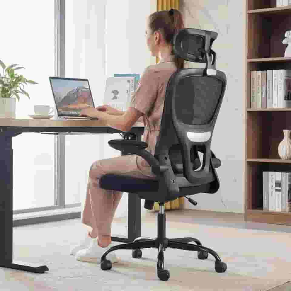 Cadeira Presidente Ergonômica com Braços Retráteis Flip-Up e Base Reforçada - Suporta até 200kg - Encosto em Tela Mesh Respirável e Giratória