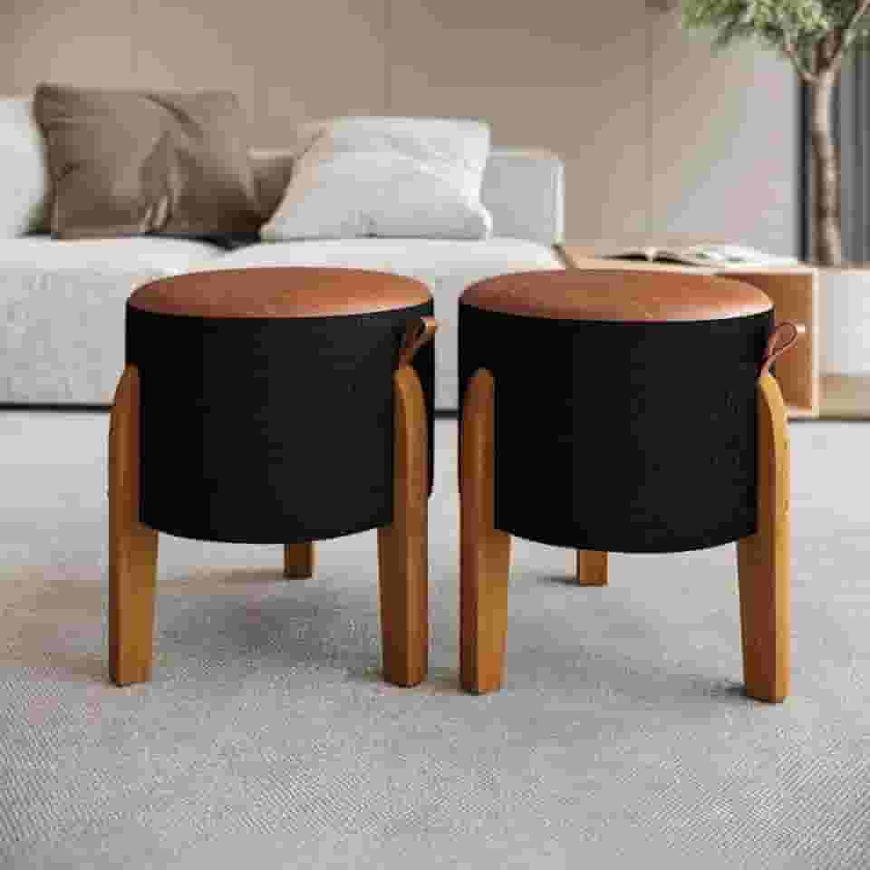 kit 2 Puff redondo pés em madeira maciça. Tecido boucle preto e assento em couro caramelo. PUF LUMA