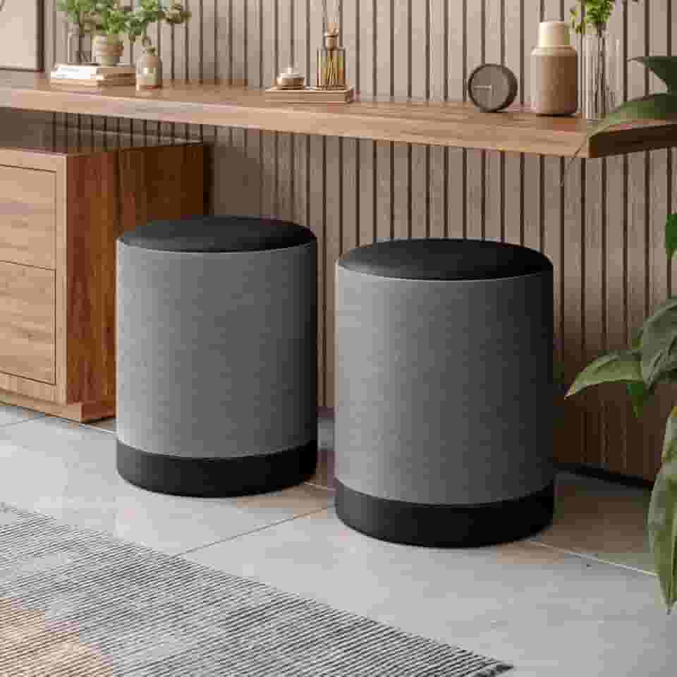KIT- 2 PUFF CILINDRO EM LINHO CINZA COM ASSENTO EM COURO SINTÉTICO PRETO.