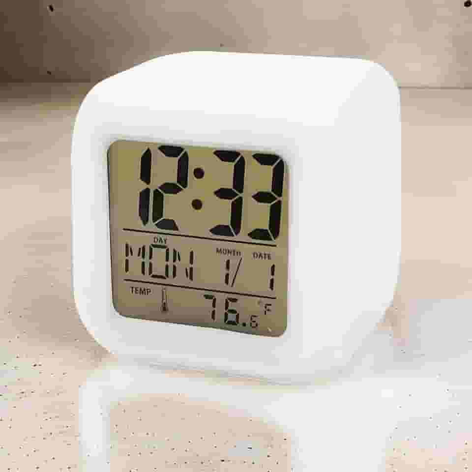 Relógio Despertador Digital Cubo, LED Multicolorido, Termômetro, Data, Alarme Com 8 Sons, Função Soneca, Multifuncional, Marca VARENZIA