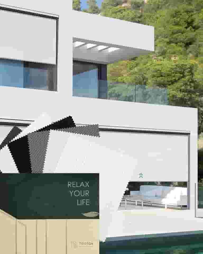 Yoolax Persianas motorizadas ao ar livre para pátio, persiana elétrica movida a energia solar de 2 a 4,6 m de largura, persianas externas inteligentes com controle remoto para varanda de janela