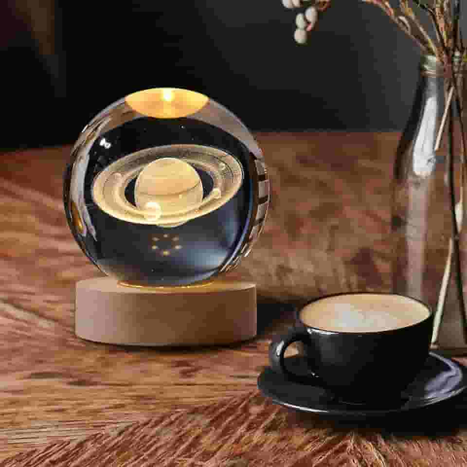 Luminária LED Bola de Cristal 3D Saturno – Abajur Decorativo para Quarto, Escritório, Decoração Moderna e Presente Criativo (SATURNO)