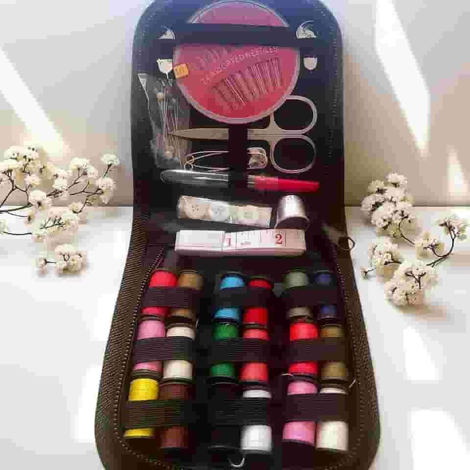 Kit de costura com estojo preto, pequeno portátil, contém suprimentos de costura e acessórios, presentes de Natal para mãe, iniciante, viajante, emergência, fita métrica macia, linha, tesoura, agulha