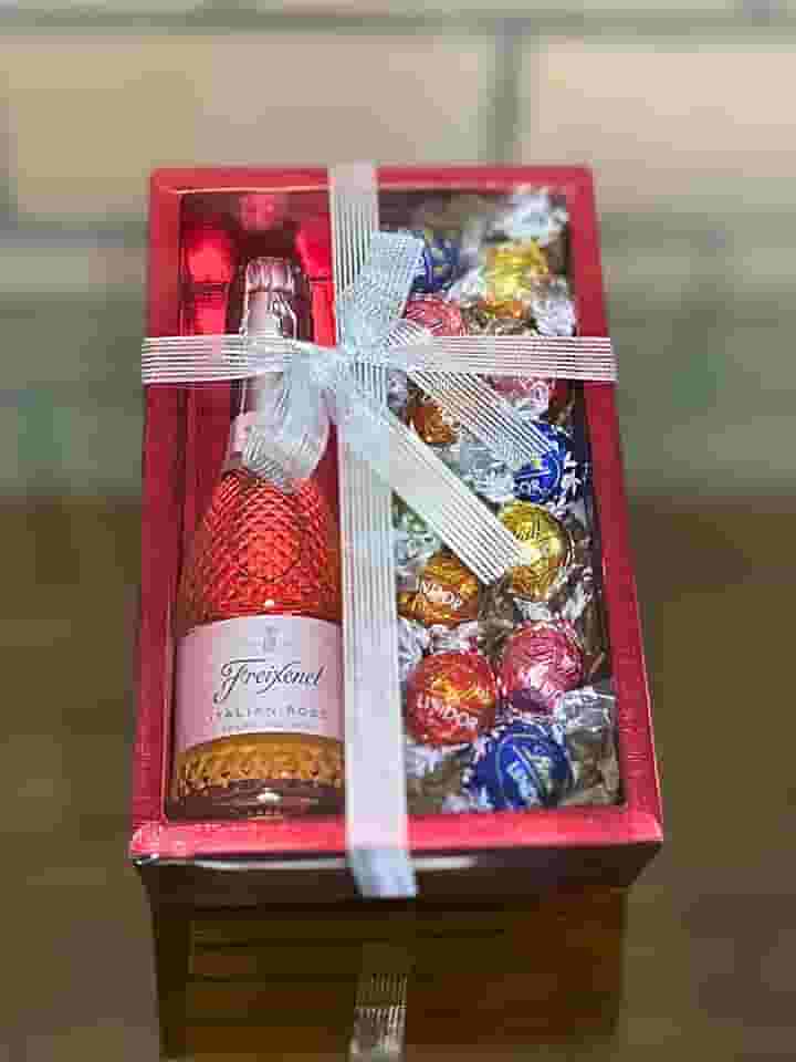 Presente Elegante: Freixenet Rosé Espumante Italiana e Trufas Chocolate Premium Importado Suíço - Confratenizar Vermelho