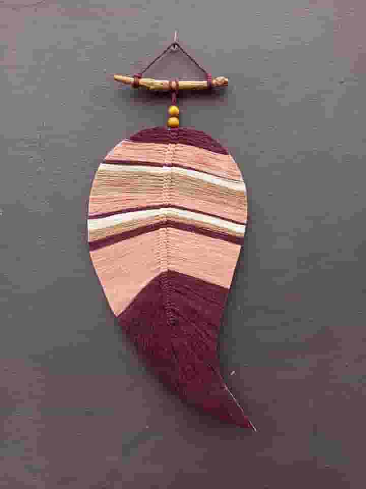 Decoração de Parede Macramê, Painel Folhas/Penas, Arte de Parede para Sala de Estar e Quarto, Ideias de Presente, Feito à Mão (Salmão/bordô)