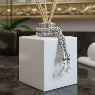 Aromatizador Difusor de Ambientes Branco e Prata com Varetas Decoradas e Pingente de Cristal – Difusor de Aromas Luxo para Sala, Quarto, Banheiro, Escritório – Decoração Sofisticada Luiggi Presentes®