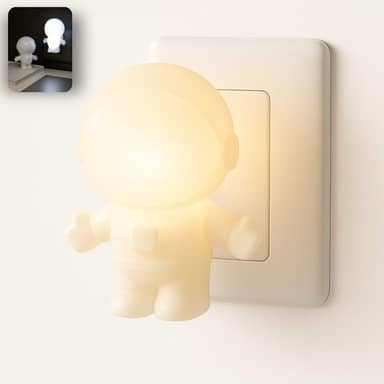 Luminária de Tomada Astronauta – Luz Noturna LED Bivolt – Abajur Criativo e Divertido para Quarto Infantil, Sala, Corredor ou Decoração Temática
