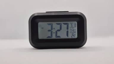 Relógio de Mesa Digital Despertador a Pilha com Termômetro e Calendário, Luz Noturna Azul, Design Moderno e Compacto para Quarto, Escritório e Viagem (Preto)