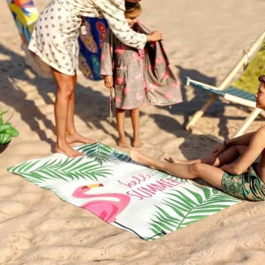 Toalha Estampada Grande 1,40m x 70cm Macia Absorve Piscina Praia Várias Dona Delicada Modelo (FLAMINGO)
