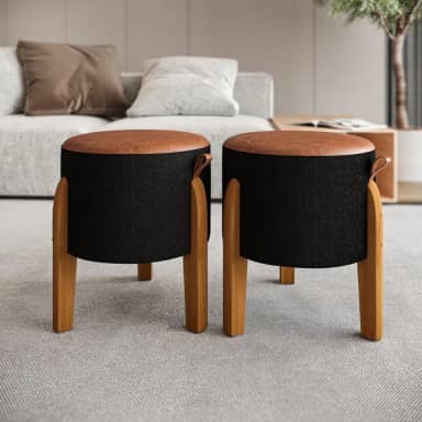 kit 2 Puff redondo pés em madeira maciça. Tecido boucle preto e assento em couro caramelo. PUF LUMA