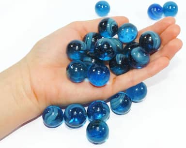 Bolinhas de Gude Premium em Vidro Verde e Azul 1,5cm de Diâmetro 40 Unidades Acabamento Brilhante com Rede de Armazenamento para Jogos de infância e Coleção