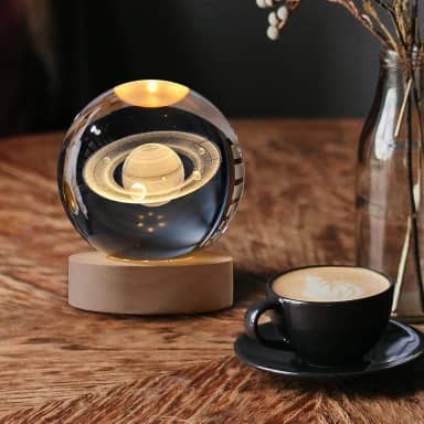 Luminária LED Bola de Cristal 3D Saturno – Abajur Decorativo para Quarto, Escritório, Decoração Moderna e Presente Criativo (SATURNO)