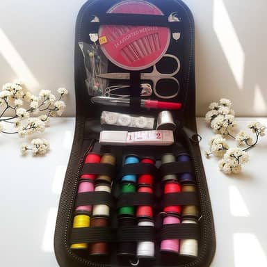 Kit de costura com estojo preto, pequeno portátil, contém suprimentos de costura e acessórios, presentes de Natal para mãe, iniciante, viajante, emergência, fita métrica macia, linha, tesoura, agulha