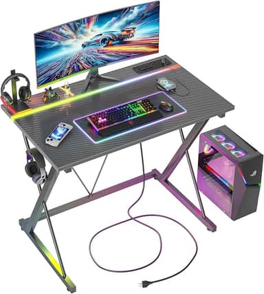 TIQLAB Mesa de jogos com tomadas elétricas e LED de 81 cm ergonômica para computador com superfície de fibra de carbono, estação de trabalho de PC com gancho de fone de ouvido para quarto, presente