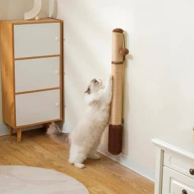 Arranhador de gato extra alto de 86 cm – Poste vertical de sisal para gatos grandes, escalador de parede para gatos que economizam espaço, escova de limpeza automática e brinquedo de bola para