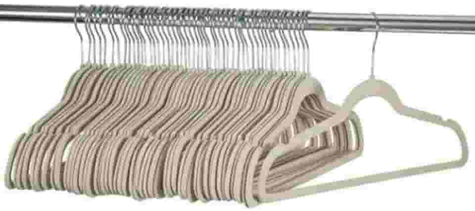 Kit 50 Cabides Reforçados de Veludo Antideslizante Adulto Ultrafino Bege Gancho 360°