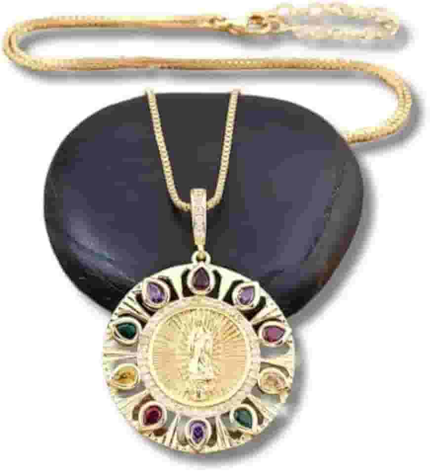 Colar Feminino "Santa Maria" Cravejado com Zircônias, Dourado, Pingente Religioso 30x43mm, Corrente 45cm – Acompanha Bolsa de Veludo