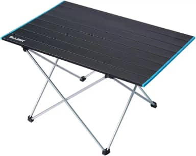 BASK Mesa Dobrável Portátil de Alumínio (40,5 x 40 x 56 cm), Ultraleve 1,7 kg, Suporta 20 kg, Compacta com Bolsa de Transporte para Camping, Praia, Churrasco, Preta com Bordas Azuis