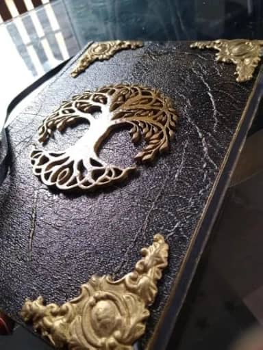 Grimório Artesanal Árvore da Vida, Capa Preta com Detalhes Dourados, Costurado à Mão, Folhas Brancas, 22,5 x 15,5 cm, para Anotações, Rituais e Diário Pessoal