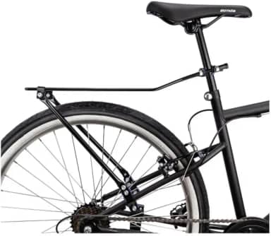 Bagageiro com hastes articuláveis que se adaptam a diversos modelos e aros de bicicletas, com fixação permanente no canote.