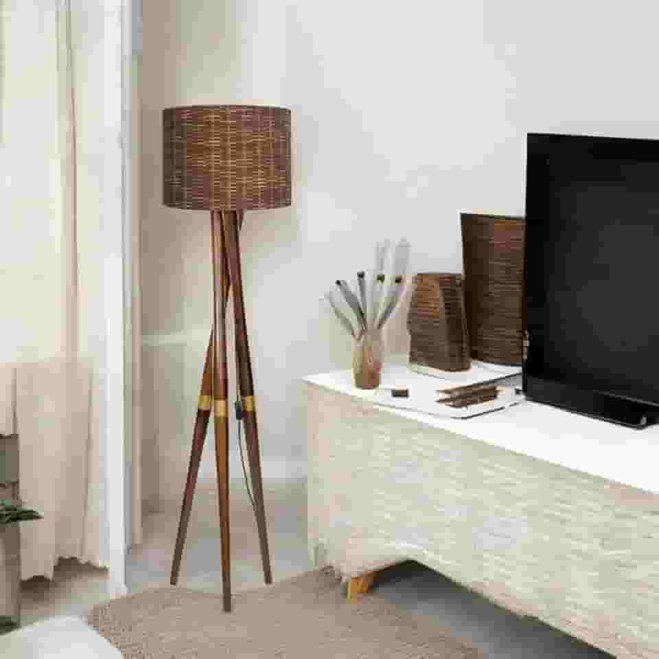 D+MOB Luminária de Chão Bellissima com Cúpula em Tecido e Estrutura Tripé em Ferro Acabamento Dourado – Design Moderno e Sofisticado. (Marrom Ratan)