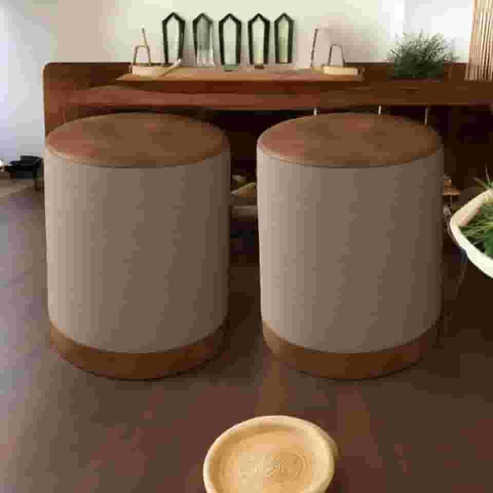 KIT 2 PUFF Closet Penteadeira Banqueta Redonda LINHO BEGE ASSENTO EM COURO CARAMELO 42cm x 34cm.DAKOTA