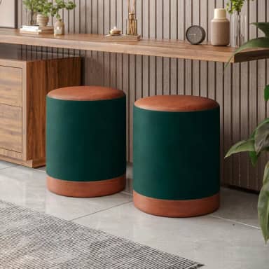 KIT 2 PUFF CILINDRO EM VELUDO VERDE COM ASSENTO EM COURO CARAMELO SINTÉTICO.