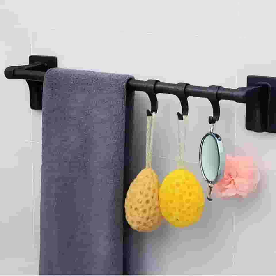 Porta Toalha de Parede 50cm com 6 Ganchos, Fixação Adesiva Sem Furos, Plástico Resistente, Barra para Toalhas e Ganchos Multiuso, Disponível em Branco e Preto (PRETO)