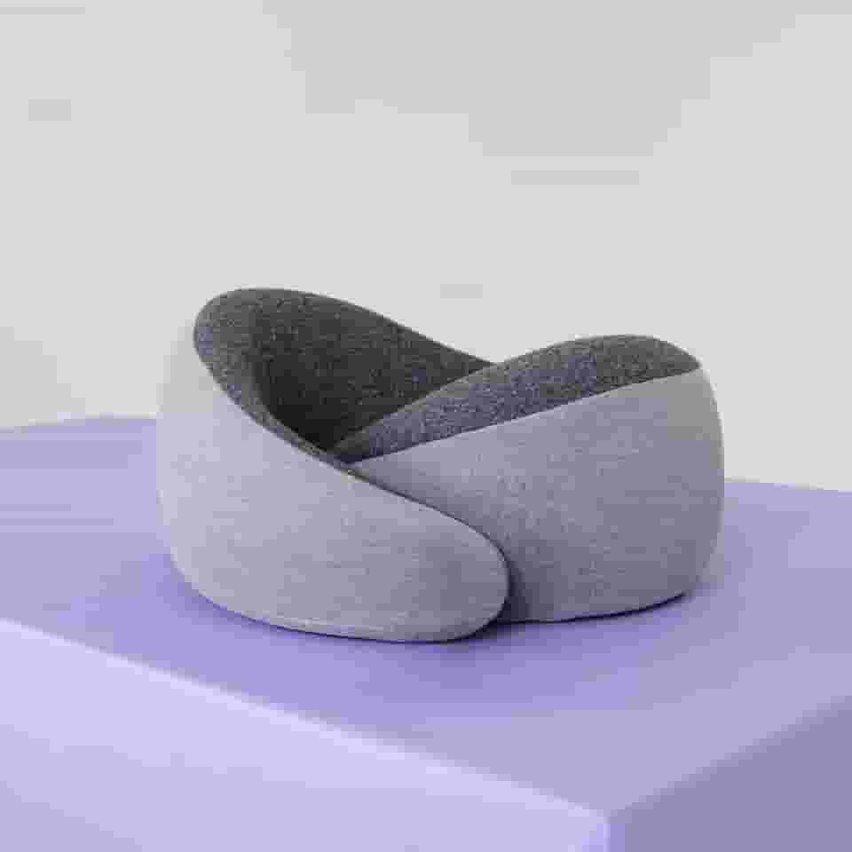 Travesseiro de Viagem - Flow Cinza - I wanna sleep - Suporte Ergonômico Memory Foam, Compacto, Portátil e Versátil. Ideal para Viagens de Avião, Carro e Ônibus.