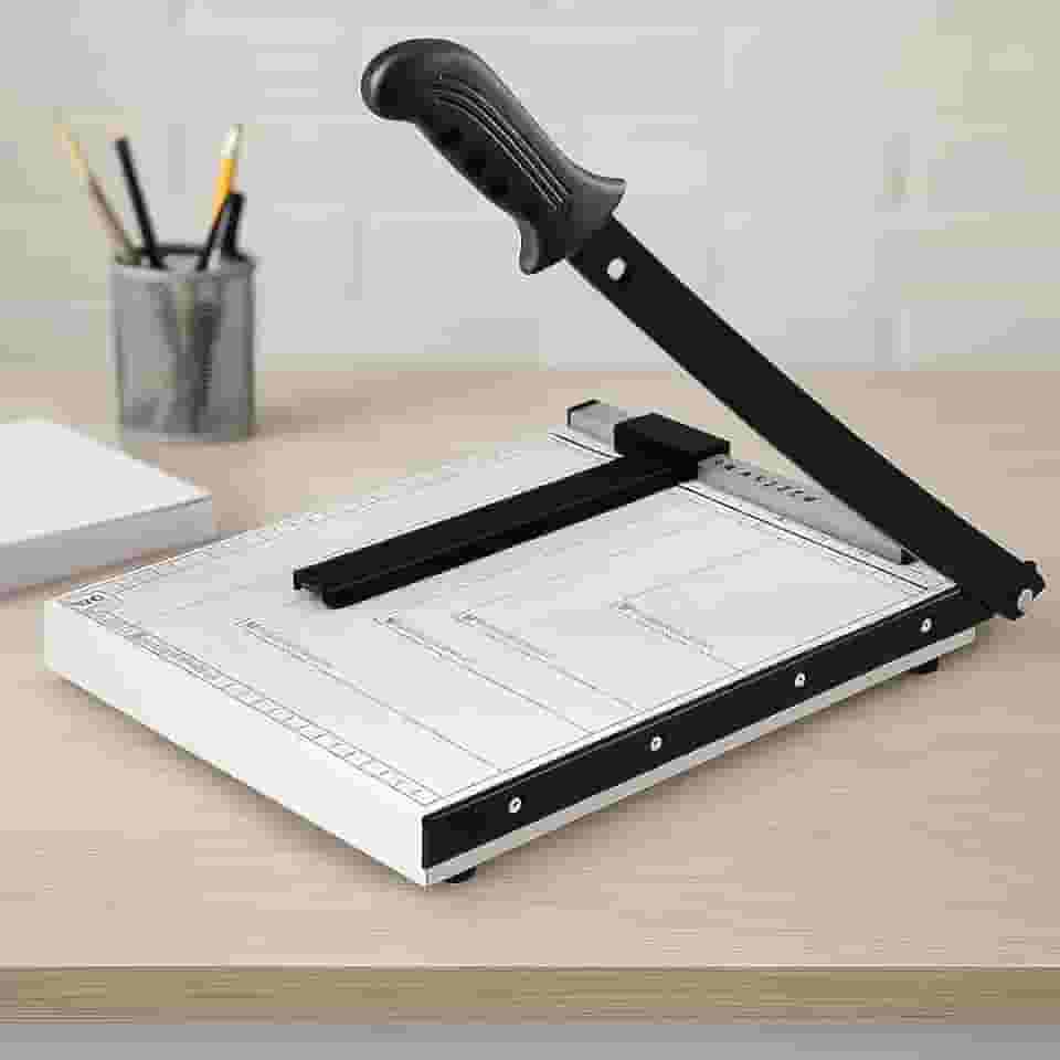 Guilhotina de Papel Profissional A4 – Corta Até 12 Folhas – Base de Aço, Lâmina de Alta Precisão com Protetor e Trava de Segurança – Ideal para Cartolina, Papelão, Escritório e Gráficas