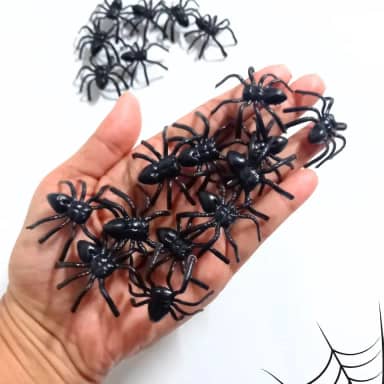 100 Aranhas de Plastico Pegadinha para Festa de Halloween Kit Lembrancinha Prenda