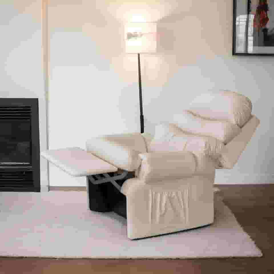 Poltrona do Papai Amamentação Reclinavel Sala Quarto Corino Corano Acolchoada Bege Top Sofas