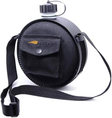 NTK, Cantil para Agua com Capacidade de 1,9 Litros, em Formato Circular, Alça Tiracolo, na Cor Preta