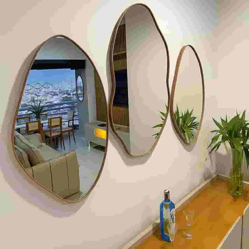 Kit 3 Espelhos Decorativos Orgânicos com Moldura em Couro Caramelo – Moldura Premium Para Sala Quarto Hall Cozinha