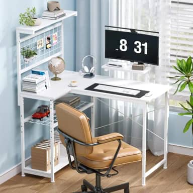 OtterOasis Mesa de jogos em forma de L, mesa de computador reversível com prateleiras de 4 camadas, mesa de canto com placa de fixação, mesa de escritório em casa com luzes LED e tomadas elétricas