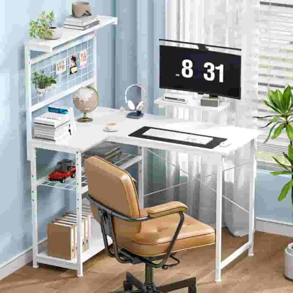 OtterOasis Mesa de jogos em forma de L, mesa de computador reversível com prateleiras de 4 camadas, mesa de canto com placa de fixação, mesa de escritório em casa com luzes LED e tomadas elétricas