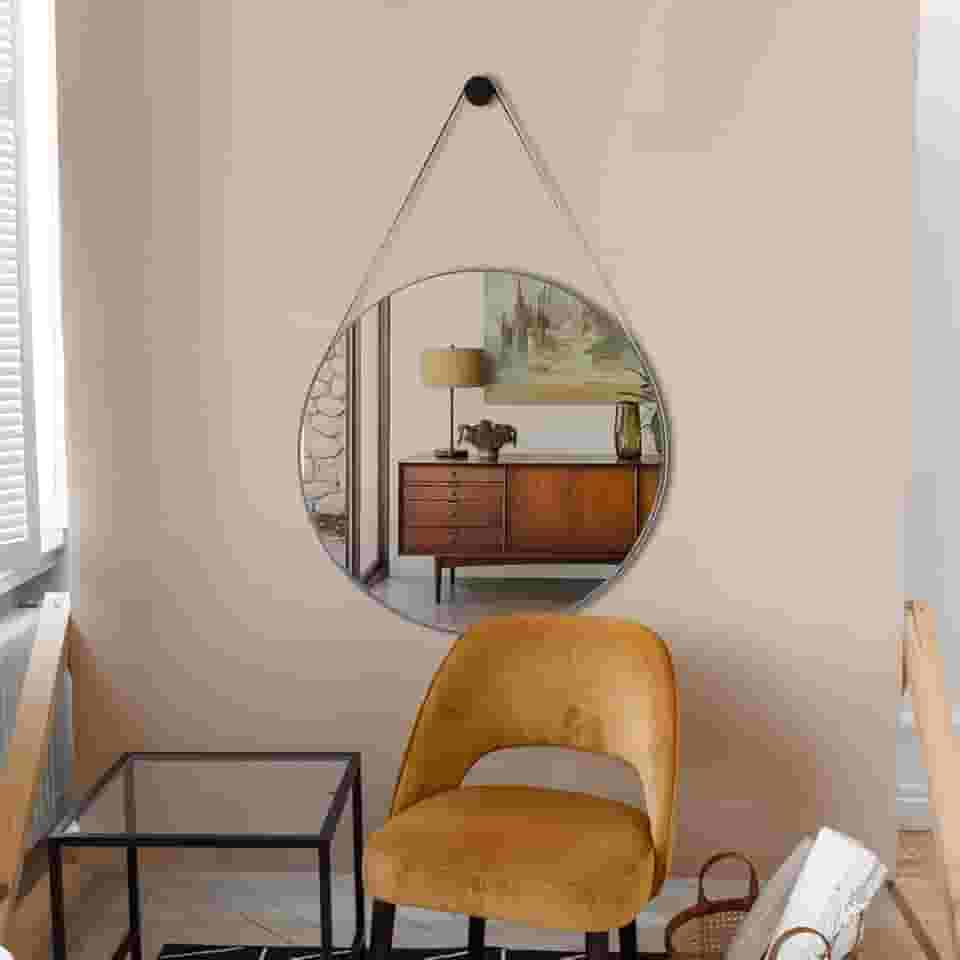 Espelho Decorativo Redondo 60cm Adnet Suspenso com Alça Couro Gelo e Pino de Fixação