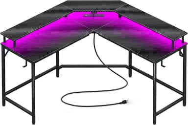Mesa de jogos Huuger, Em Forma de L, com Tomadas Elétricas, Luzes LED, Mesa de Computador, Prateleiras para Monitores, Superfície de Fibra de Carbono, com Ganchos, Preto