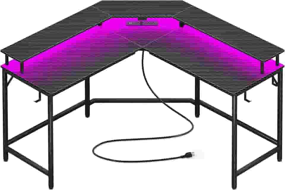 Mesa de jogos Huuger, Em Forma de L, com Tomadas Elétricas, Luzes LED, Mesa de Computador, Prateleiras para Monitores, Superfície de Fibra de Carbono, com Ganchos, Preto