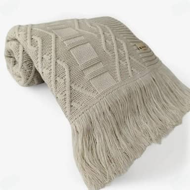 Manta de Tricô com Franjas Padrão Geométrico 150x90cm para Sofá Poltrona Sala Decoração (Bege Papiro)