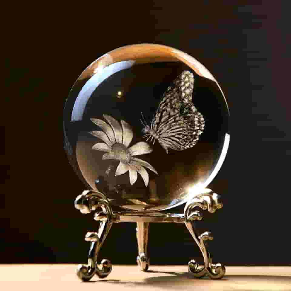 IFOLAINA Bola de cristal de borboleta 3D de 60 mm, ideias de presentes para namorada, esposa, mãe, casal, borboleta em girassol em bola de vidro com suporte, esfera de flor, decoração de casa