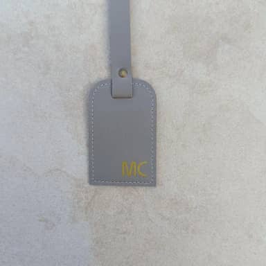 Tag para mala de viagem Personalizada com iniciais (letras) do nome, sem pontos de separação entre as letras (cinza montana)