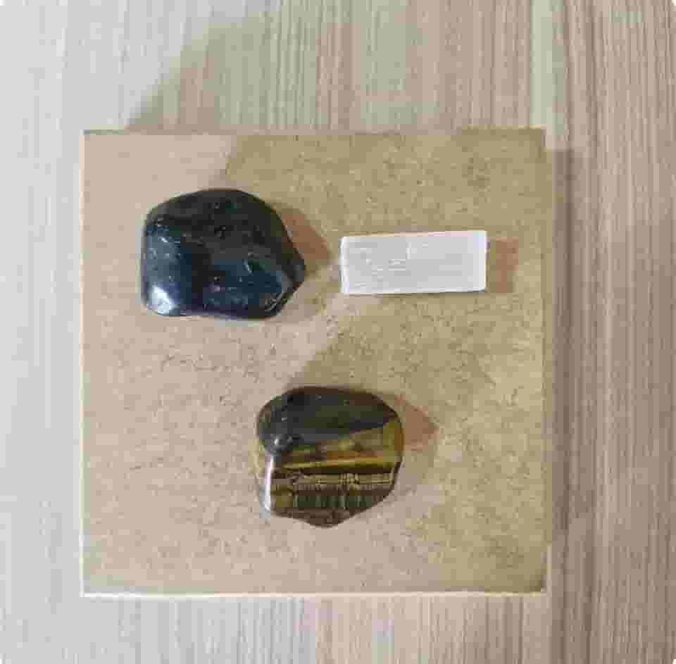 Kit de Cristais para Proteção e Força com Ônix, Selenita e Olho de Tigre + lindo saquinho de Juta para armazenamento dos cristais