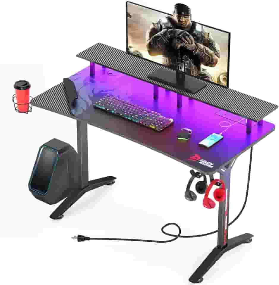 Seven Warrior Mesa para jogos de 144 cm com tira de LED e tomadas elétricas, superfície de fibra de carbono para computador gamer mesa com mouse pad de mesa completa, mesa de gamer ergonômica em forma de Y com organizador de tomada